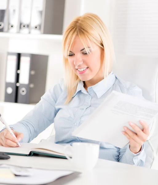 Businesswoman working in office — Stock Photo, Image