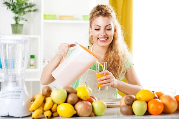 Mujer joven en la cocina — Foto de Stock