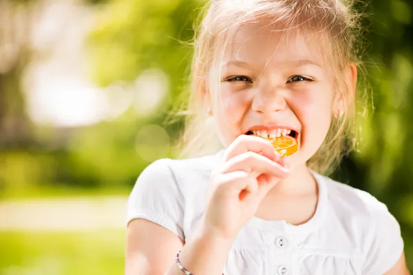 Porträt eines süßen kleinen Mädchens mit Lutscher — Stockfoto