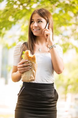 genç bir kadın için kahvaltı molası