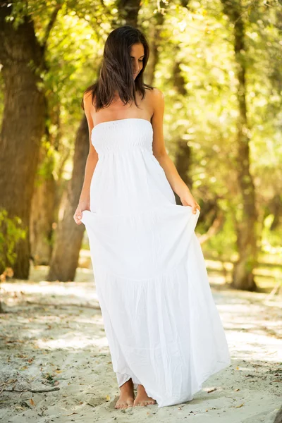 Красивая женщина в белом платье — стоковое фото