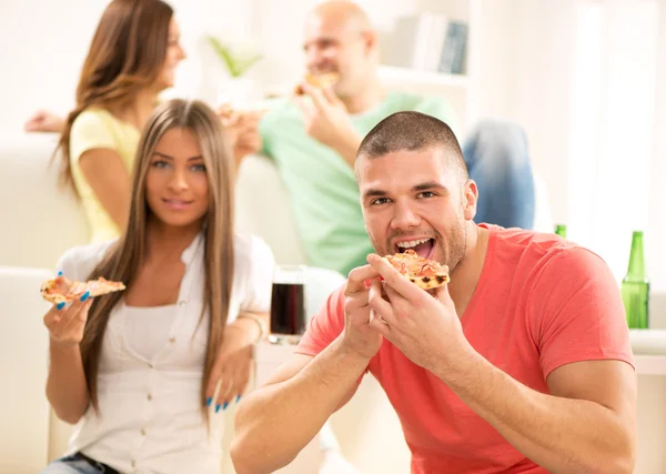 Young men eating pizza — Stock Photo, Image