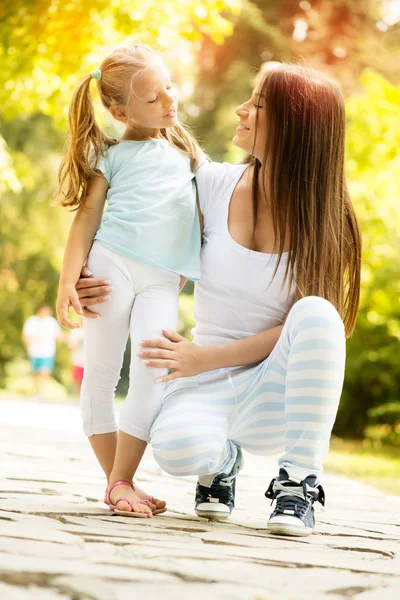 Moeder en dochter in het park — Stockfoto