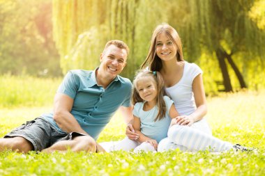 gülümseyerek mutlu bir aile portresi