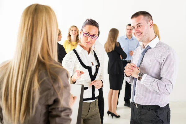 Geschäftsleute diskutieren — Stockfoto