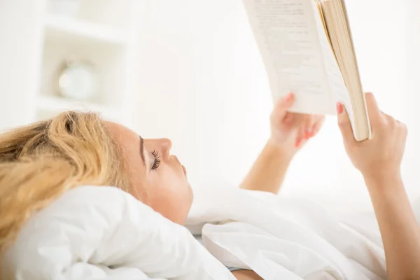 Reading in the bed — Stock Photo, Image
