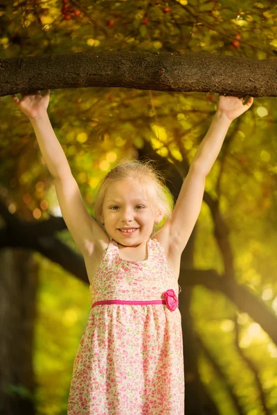 Cute little girl in the park — Stock Photo, Image