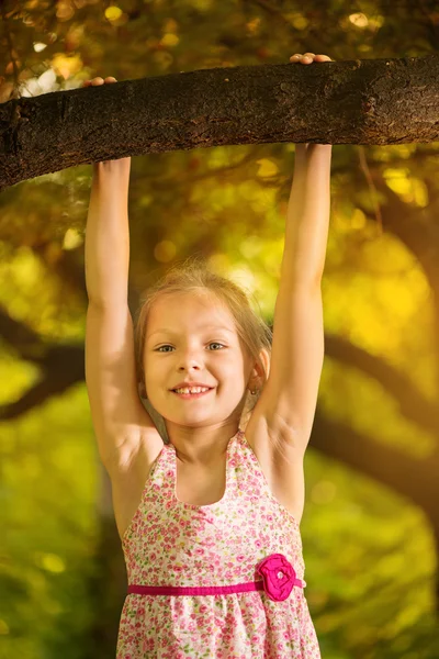 Cute little girl in the park — Stock Photo, Image