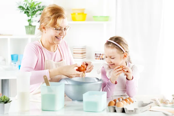 Grand-mère et petite-fille dans une cuisine . — Photo