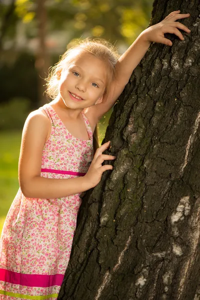 Aranyos kislány a parkban — Stock Fotó