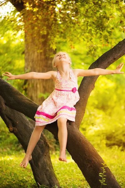 Cute little girl in the park — Stock Photo, Image