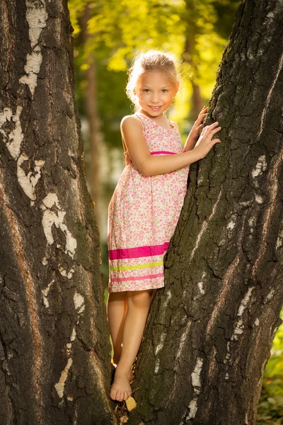 Söt liten flicka i parken — Stockfoto