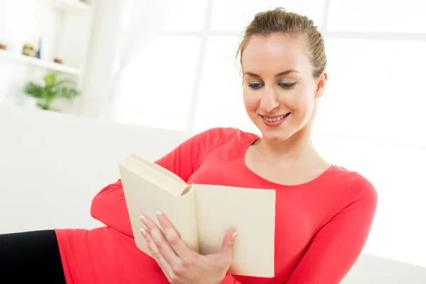 Menina bonita com livro — Fotografia de Stock