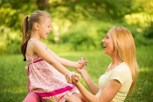 Moeder en dochter in het park — Stockfoto