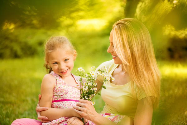 Mother and daughter in the park — Stock Photo, Image