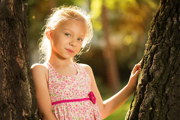 Słodkie mała dziewczynka w parku — Zdjęcie stockowe