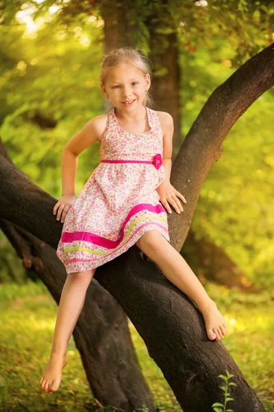 Cute little girl in the park — Stock Photo, Image