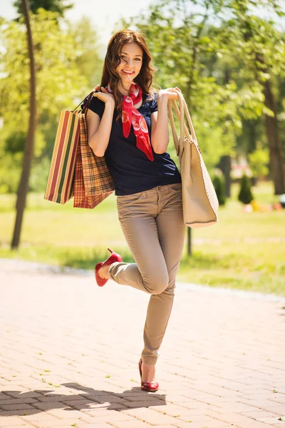 Menina feliz com sacos de compras — Fotografia de Stock