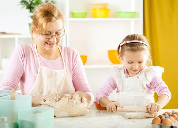 Little girl baker — Stock Photo, Image