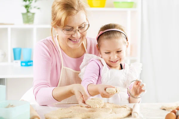 Nonna e nipote fare pasta — Foto Stock