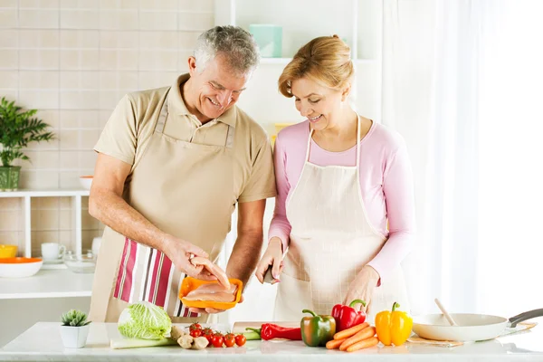 Senioren paar in de keuken — Stockfoto