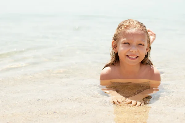 Kleines Mädchen am Strand — Stockfoto