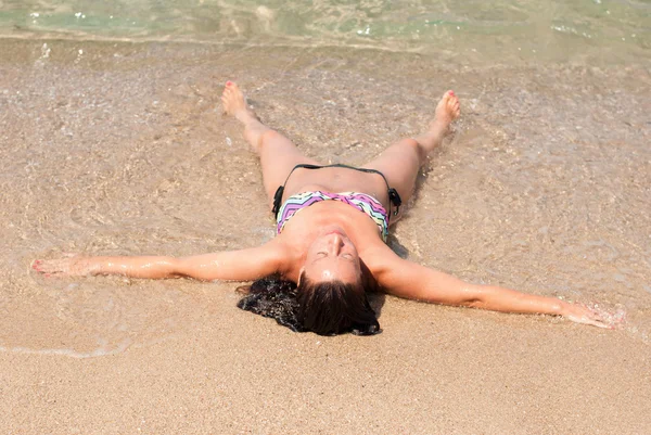 Giovane donna in spiaggia — Foto Stock