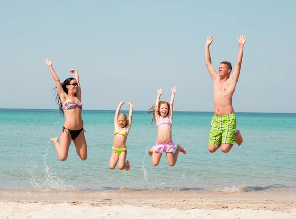 Familie aan het strand — Stockfoto