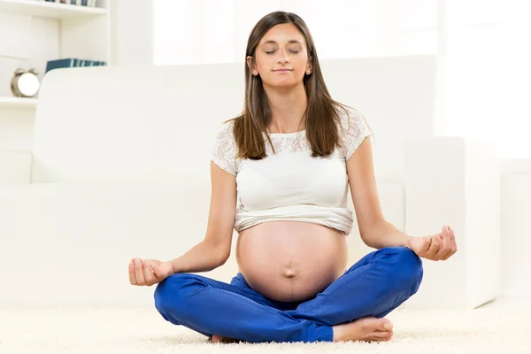 Mujer embarazada. — Foto de Stock