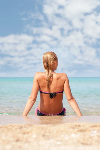 Giovane donna in spiaggia — Foto Stock