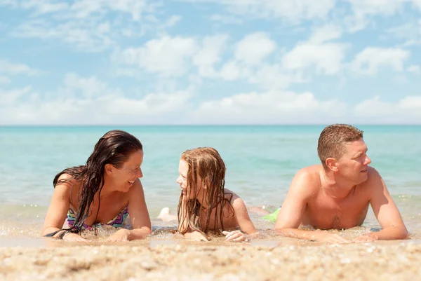 Rodzina na plaży — Zdjęcie stockowe