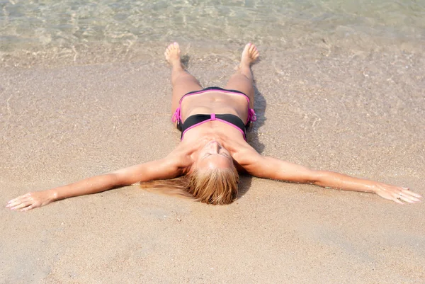 Jovem mulher na praia — Fotografia de Stock