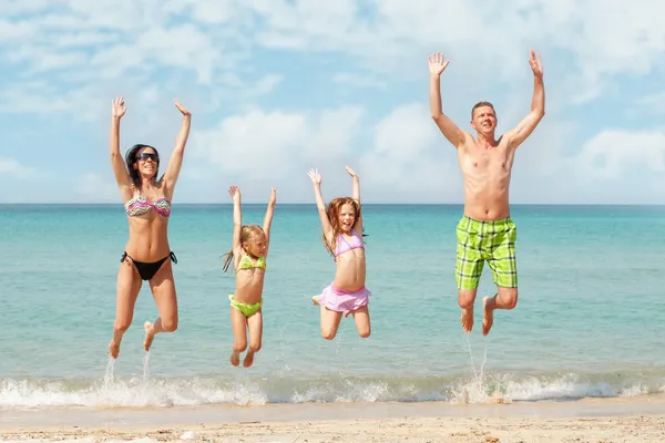 Family at the beach — Stock Photo, Image