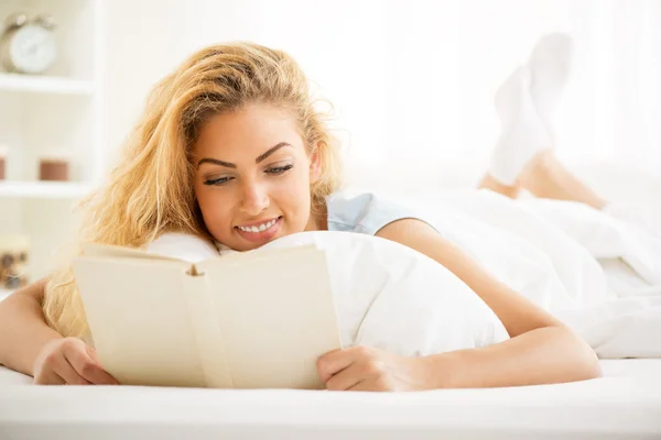 Mulher descansando na cama — Fotografia de Stock