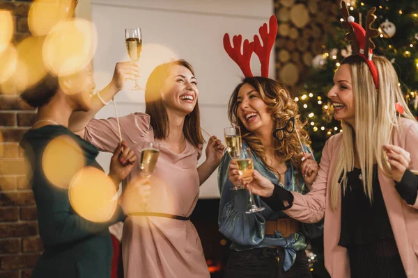 Filles Multietnic Joyeux Amuser Tout Trinquant Avec Champagne Noël Fête — Photo