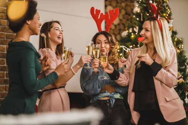 Filles Multietnic Joyeux Amuser Tout Trinquant Avec Champagne Noël Fête — Photo