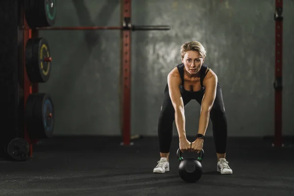 Atleta Donna Che Allena Con Kettlebell Palestra — Foto Stock