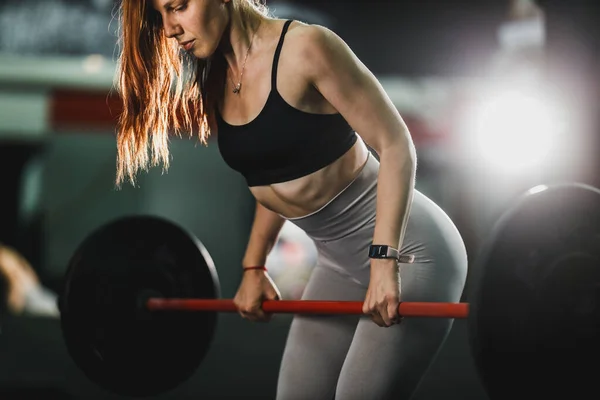 Spor Giyimli Kaslı Genç Bir Kadının Spor Salonundaki Sıkı Antrenmanında — Stok fotoğraf