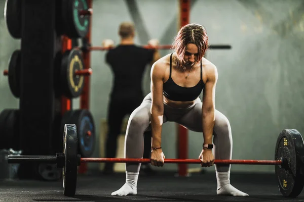 Bella Donna Forma Facendo Esercizio Stacco Con Pesi Palestra — Foto Stock