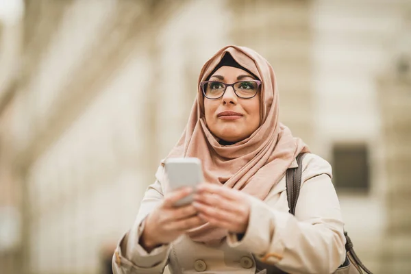 Χαμογελαστή Μουσουλμάνα Τουρίστρια Που Φοράει Μαντίλα Και Χρησιμοποιεί Smartphone Της — Φωτογραφία Αρχείου
