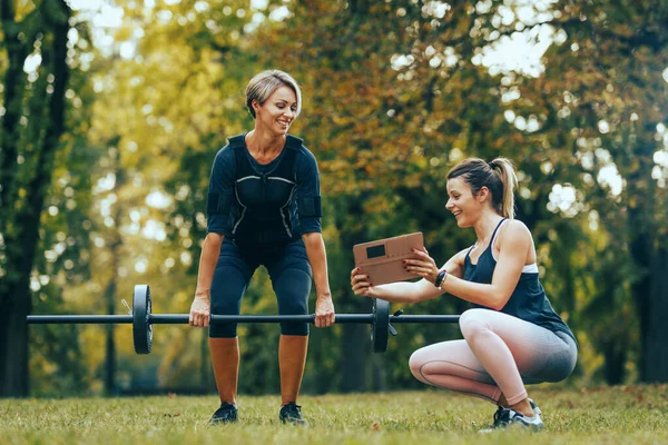 Una Mujer Madura Forma Está Haciendo Ejercicios Con Entrenador Personal — Foto de Stock