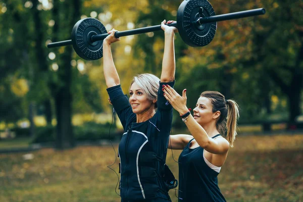 Una Donna Matura Forma Sta Facendo Esercizi Con Personal Trainer — Foto Stock