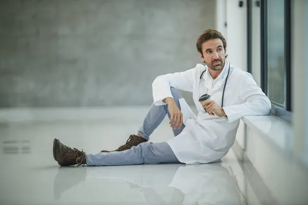 Mature Doctor Looking Worried While Having Quick Coffee Break Sitting — Stock Photo, Image