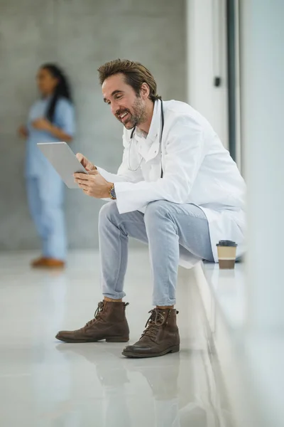 Inyección Médico Maduro Usando Tableta Digital Mientras Está Sentado Cerca —  Fotos de Stock