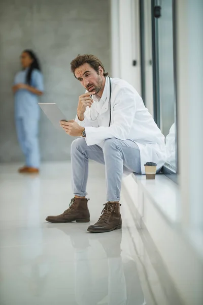 Aufnahme Eines Mündigen Arztes Mit Einem Digitalen Tablet Während Während — Stockfoto