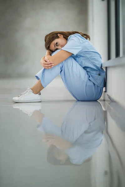 Inyección Una Joven Enfermera Cansada Sentada Suelo Cerca Una Ventana —  Fotos de Stock