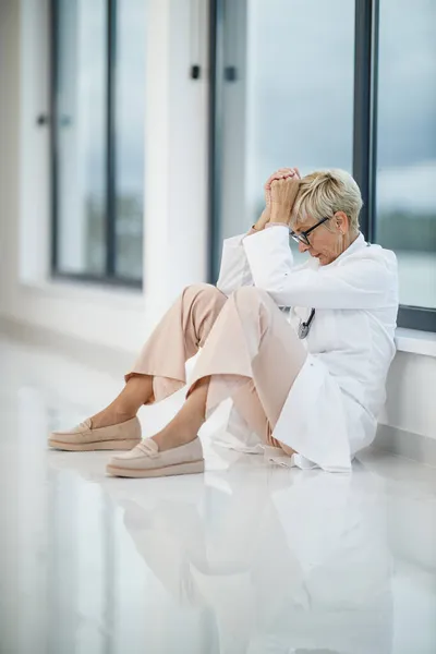 Inyección Médico Senior Que Parece Estresado Mientras Está Sentado Suelo —  Fotos de Stock