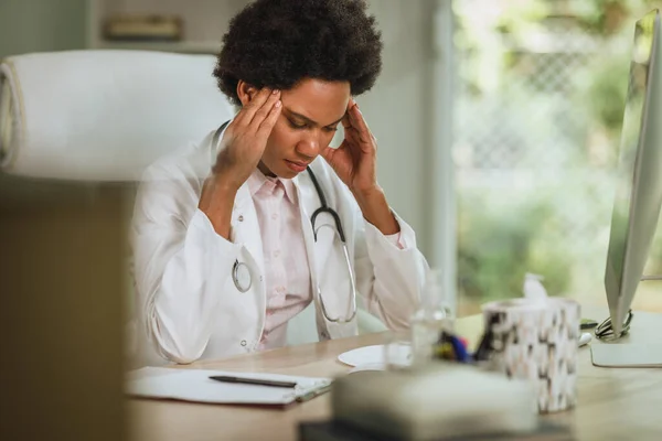 Shot Tired African Female Doctor Sitting Alone Desk Her Consulting — Stock Photo, Image