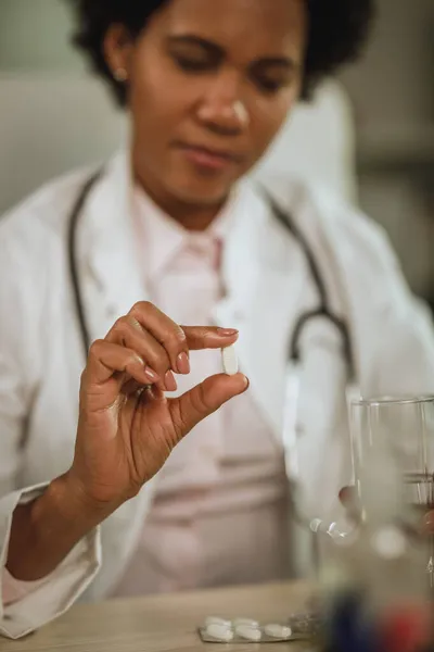 Inyección Una Doctora Africana Que Siente Estresada Toma Medicamentos Mientras —  Fotos de Stock