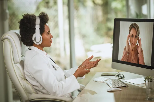 Tiro Uma Médica Africana Fazendo Videochamada Com Paciente Computador Seu — Fotografia de Stock